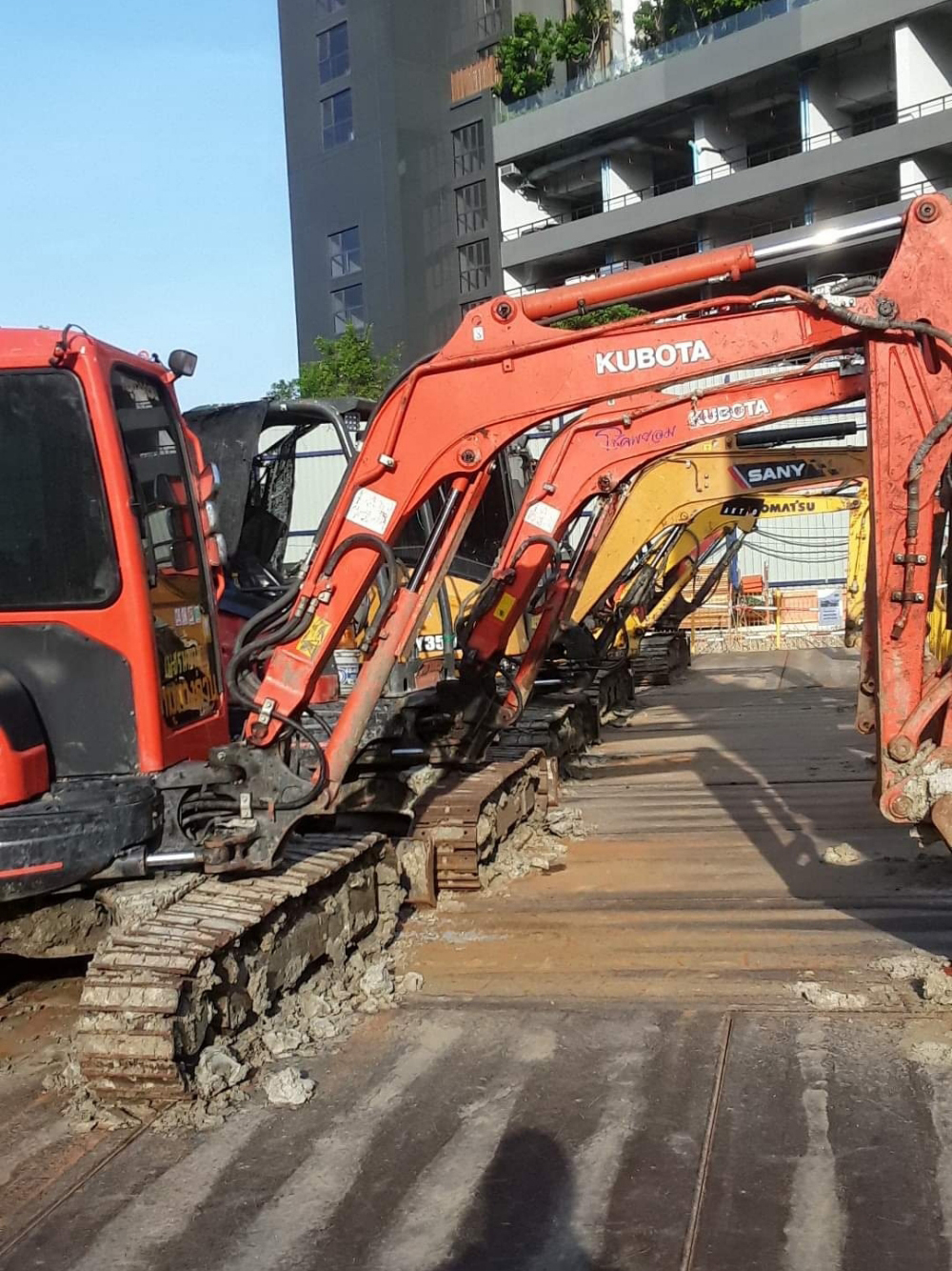 35 - https://ให้เช่าเครื่องจักรก่อสร้าง.com | บริการให้เช่ารถแม็คโคร (PC30, PC60, PC130) และรถหกล้อดั้ม รายวัน/เดือน พร้อมรับเหมางานดินครบวงจร ทั้งขุด ถม เคลียริ่ง ให้บริการในจังหวัดพิษณุโลก พิจิตร อุตรดิด กำแพงเพชร สุโขทัย ประเมินหน้างานฟรี